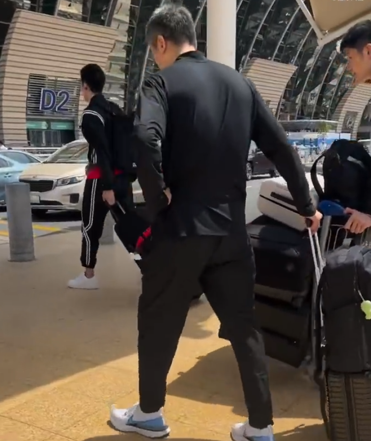 场前还跟球