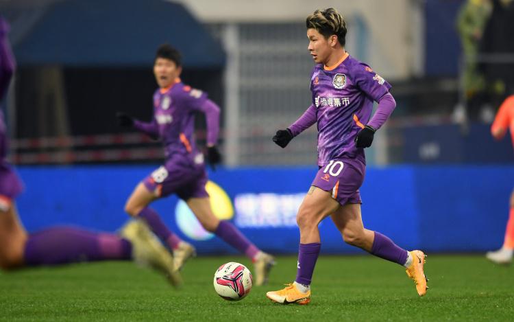 这些谣言如, 足球事业几