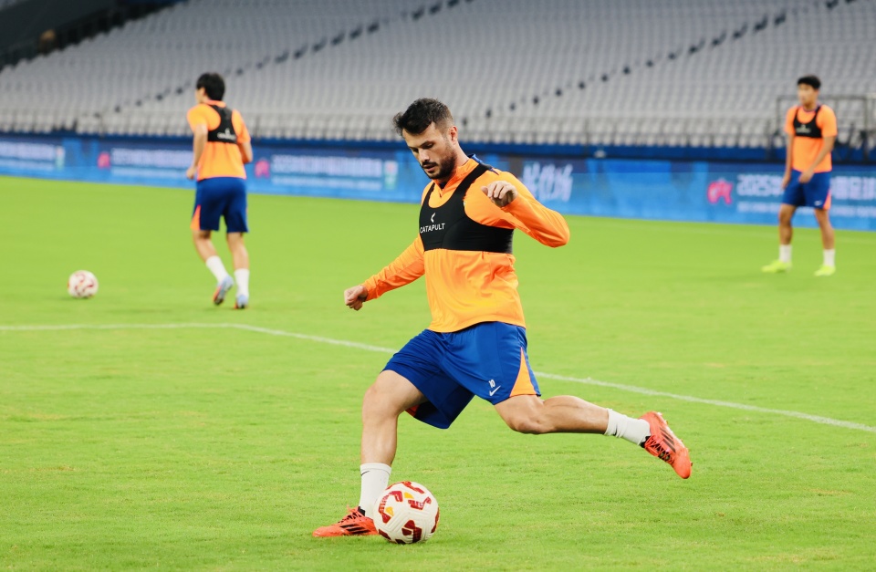 在俱乐部进 在俱乐部进