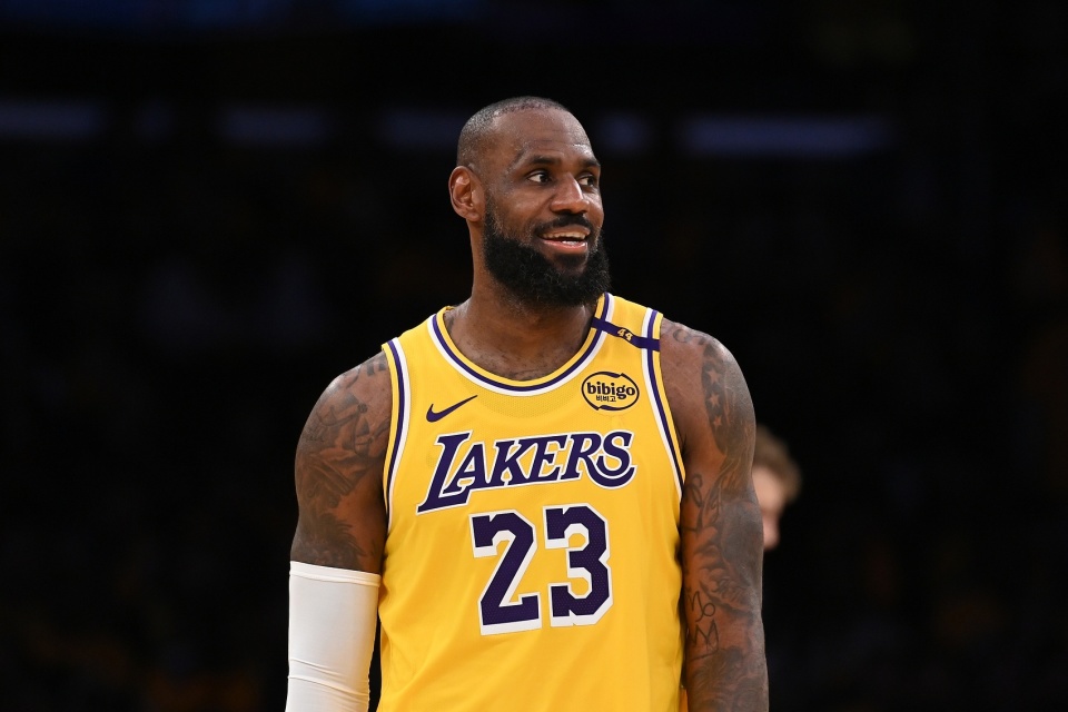 其中包括篮, 支不同球队